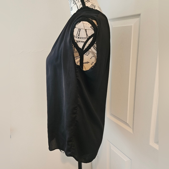🔥Pookie and Sebastian black sleeveless lightweight blouse size small - Picture 2 of 10